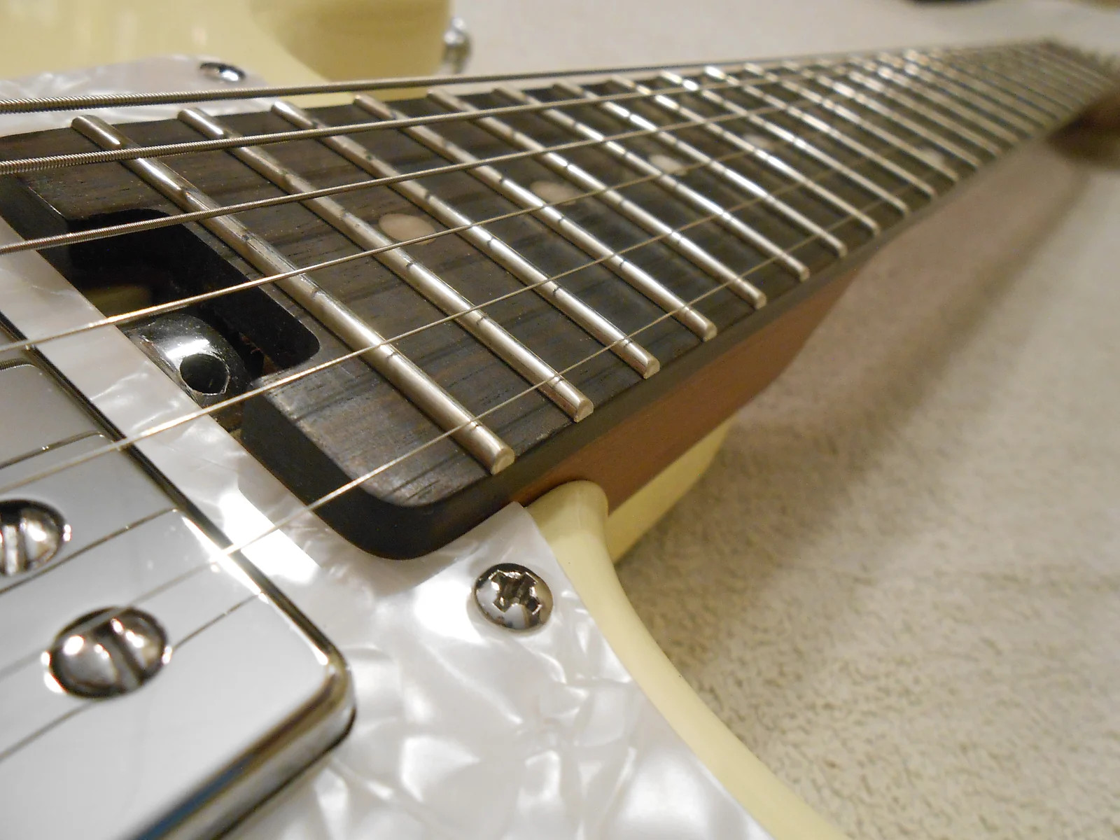 Schecter Jack Fowler Signature Traditional, Ivory, Gator ABS Deluxe Hard Case+