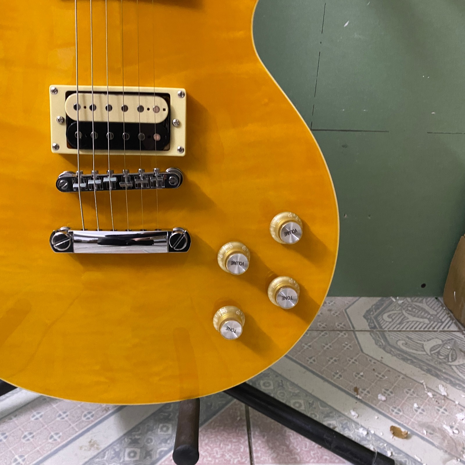 Solid Mahogany Electric Guitar Gloss Lemon Burst Flame Maple Top Zebra pickup