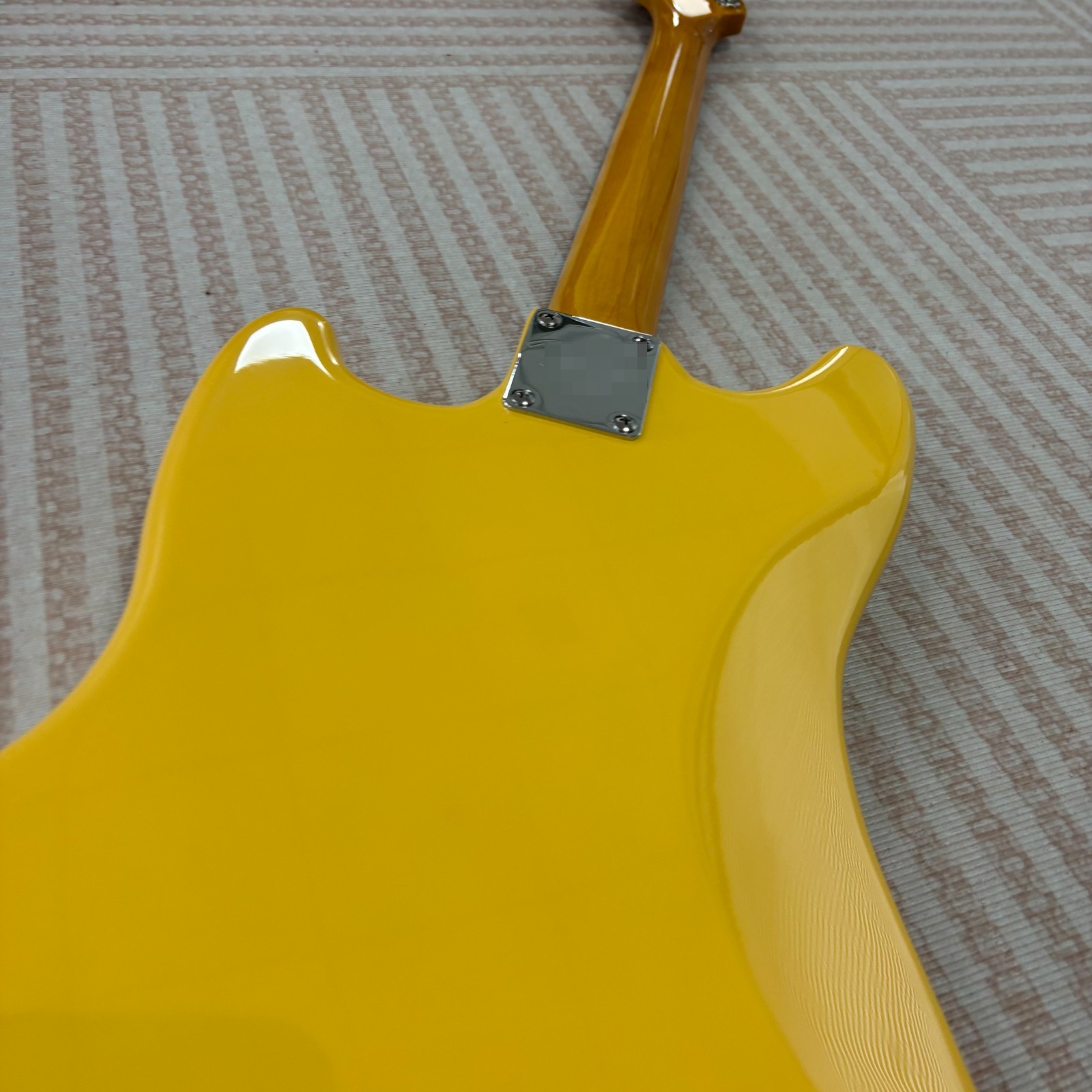Yellow Mustang Style Electric Guitar Rosewood Fingerboard Maple Neck