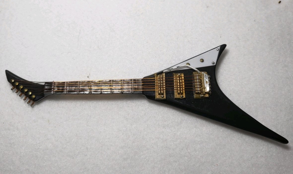 Miniature Electric Black Guitar w/case Musical Instr. Decor Dolls 7 1/4″