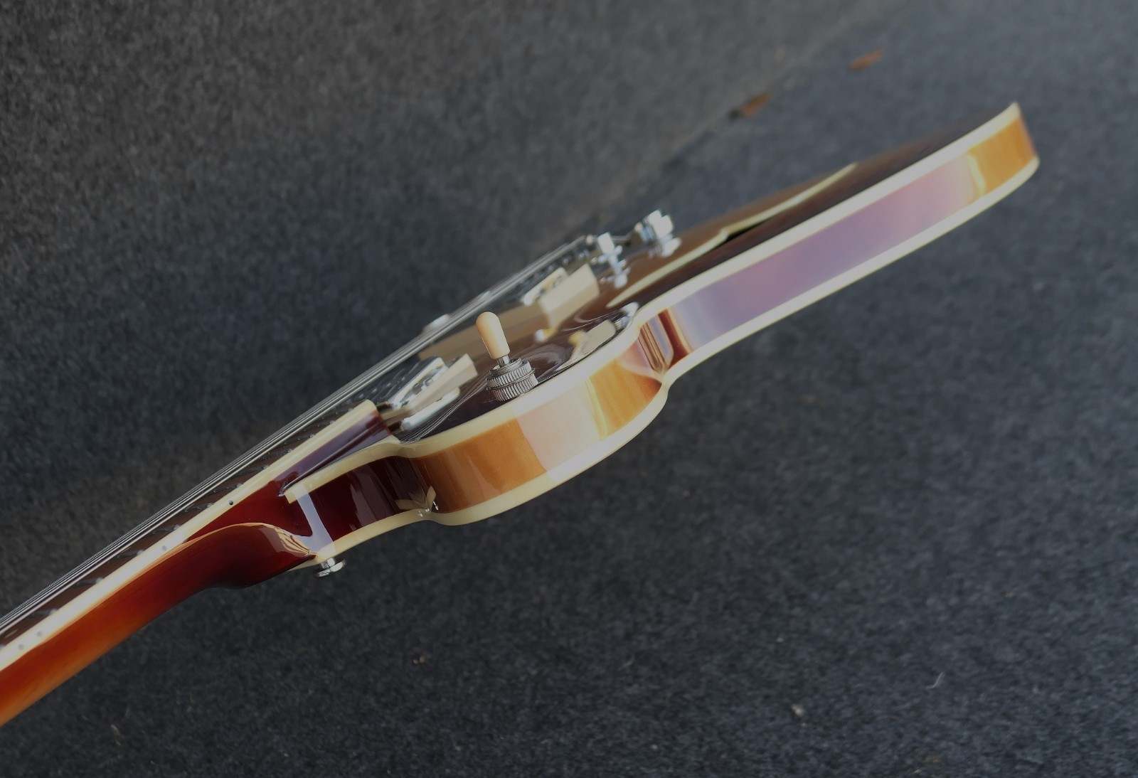 Hofner HCT-VTH-SP-SB Verythin CT SPECIAL Semi hollow has 2 Humbuckers one a P90