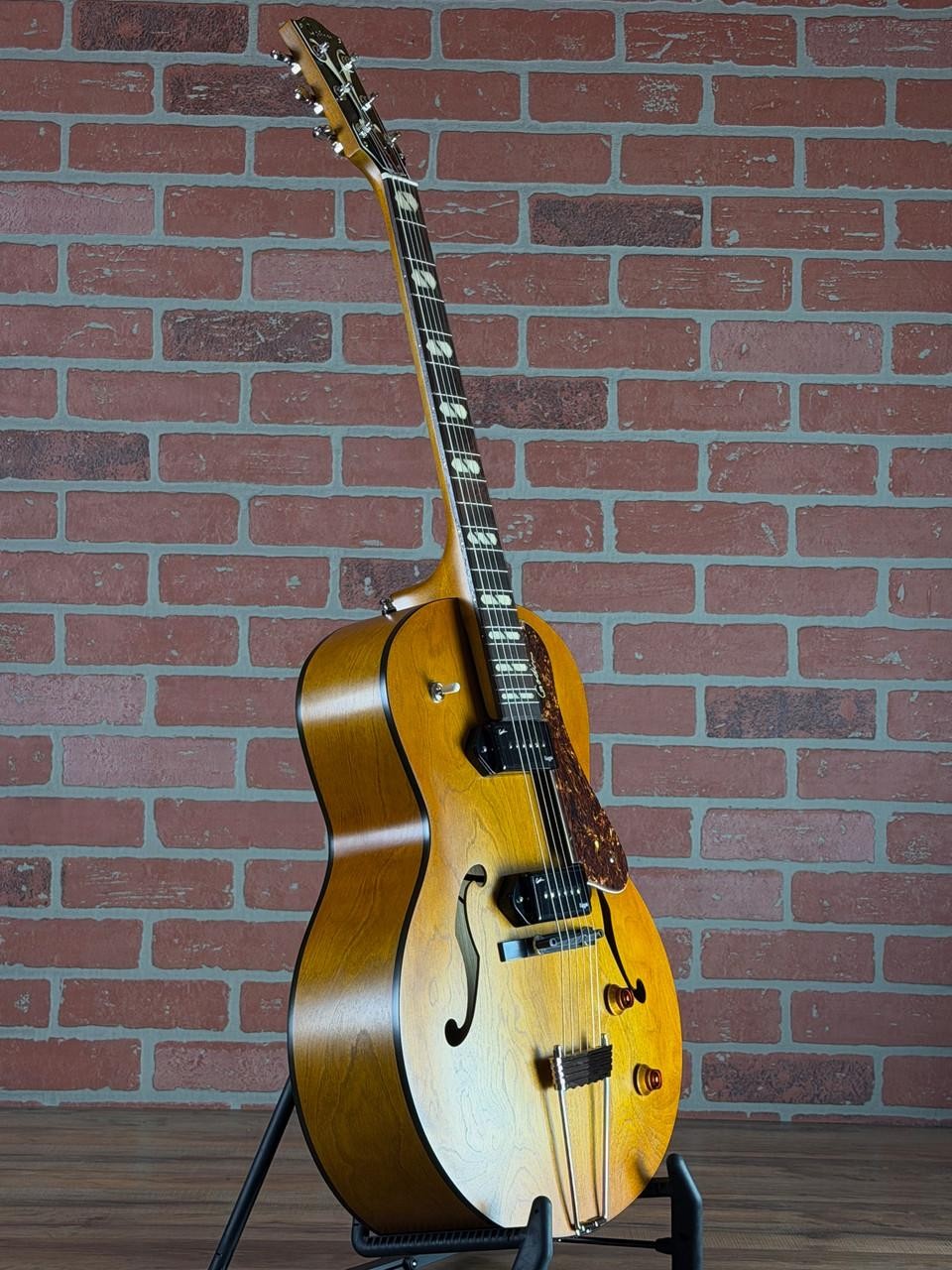 Godin 5th Avenue Jumbo P90 Hollow-Body Electric Guitar – Harvest Gold