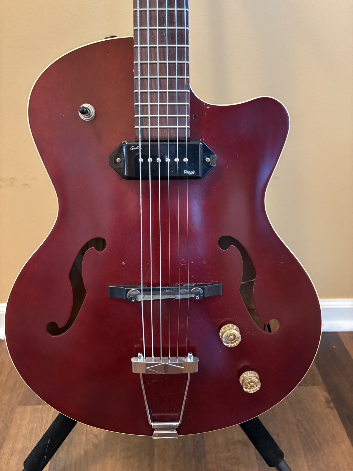 Godin 5th Avenue CW Kingpin II 6-String Electric Guitar – Burgundy