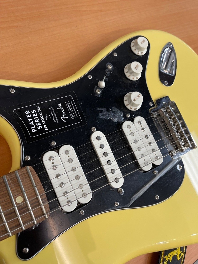 Fender Player Series Stratocaster HSH Electric Guitar Hialeah Yellow