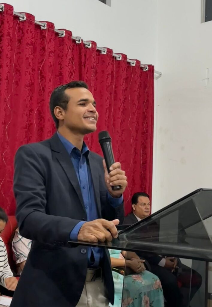 WhatsApp-Image-2026-01-13-at-10.42.03-1-708x1024 Entre Paredes Pintadas e Promessas: Paulo Conceição Santos e o Deus do Impossível