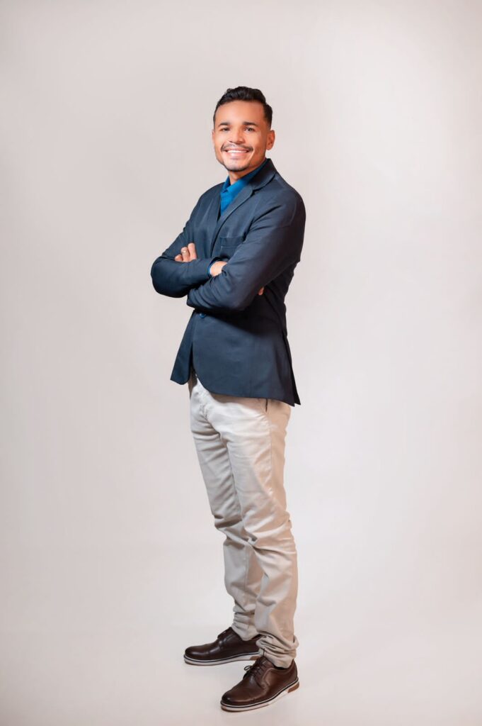 WhatsApp-Image-2026-01-13-at-10.42.03-2-681x1024 Entre Paredes Pintadas e Promessas: Paulo Conceição Santos e o Deus do Impossível