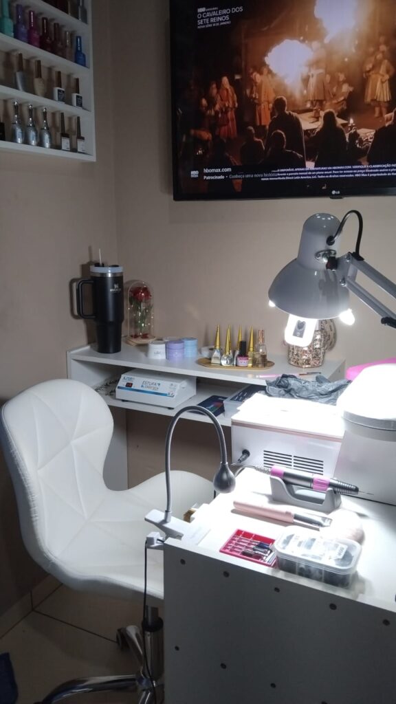 f9d2fe2a-156d-4337-a4a7-f6fac4107b3d-576x1024 Criatividade e técnica: empreendedora Joyce Gonçalves conquista clientes com nail art personalizada